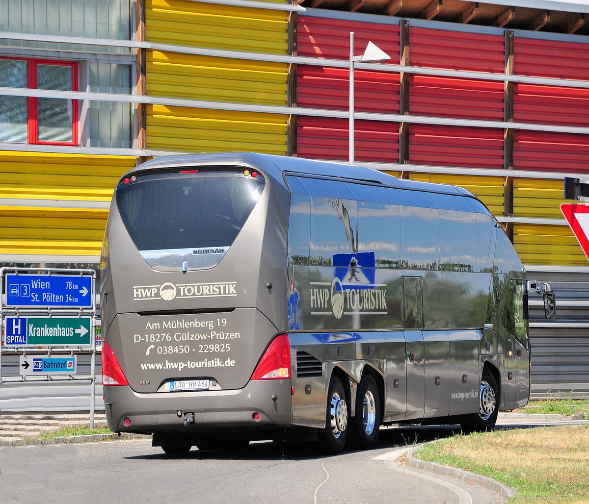 Neoplan Starliner von der HWP Touristik aus der BRD in Krems gesehen.