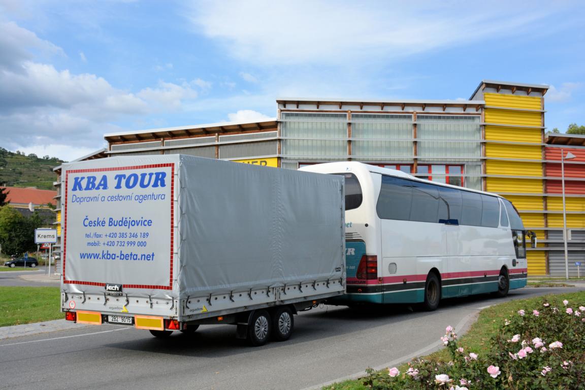 Neoplan Starliner von KBA Tours mit Hnger in Krems unterwegs.