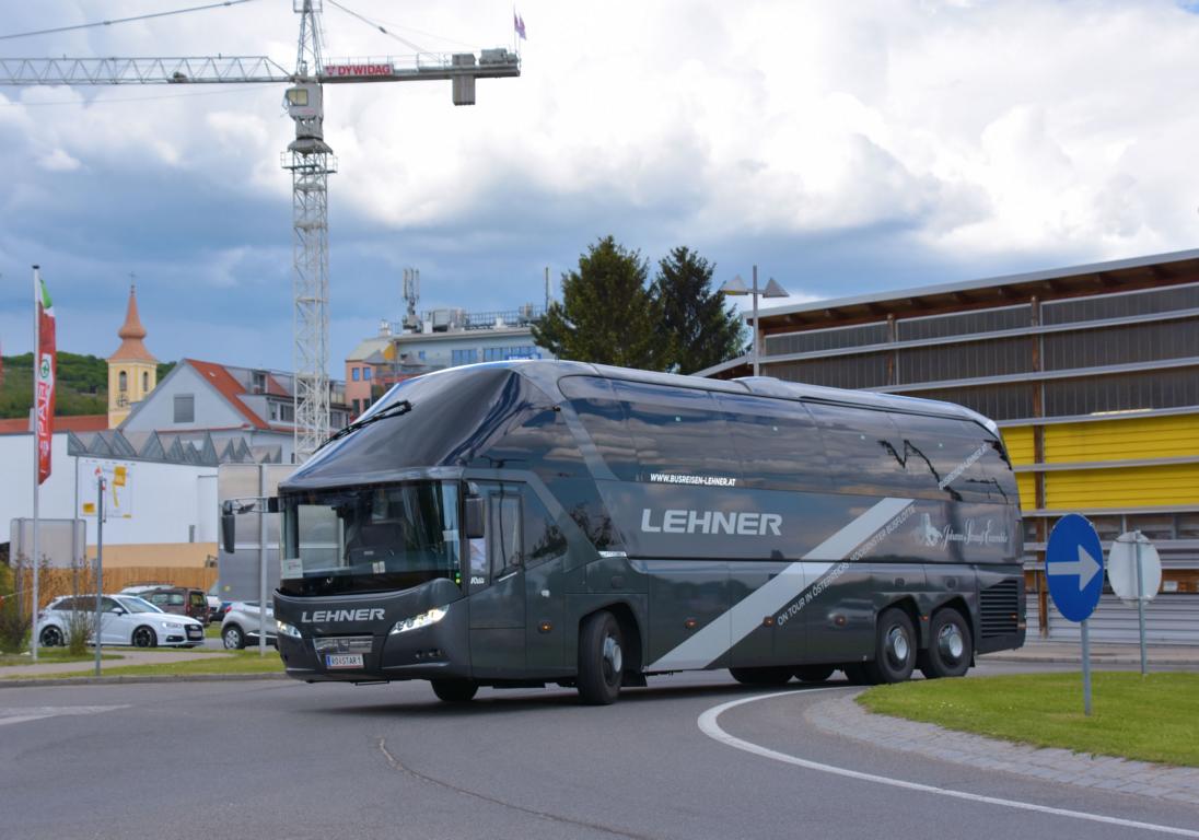 Neoplan Starliner von LEHNER Reisen aus Ober�sterreich in Krems. 