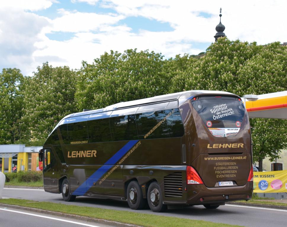 Neoplan Starliner von LEHNER Reisen aus Ober�sterreich in Krems. 