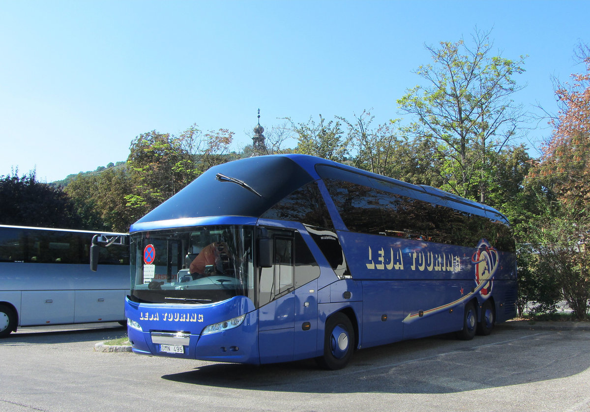 Neoplan Starliner von Leja Touring aus Schweden in Krems gesehen.