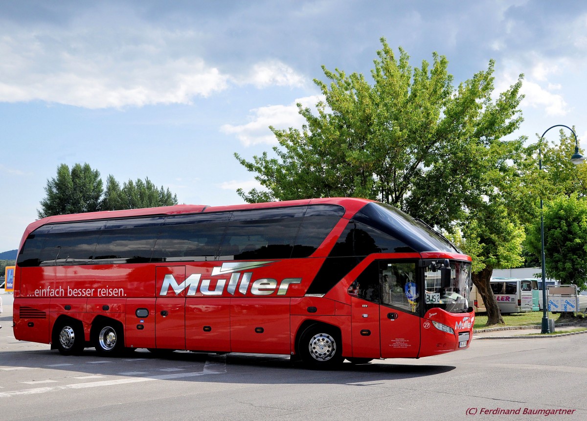 NEOPLAN STARLINER von M�LLER Reisen aus Deutschland am 13.7.2013 in Krems unterwegs.