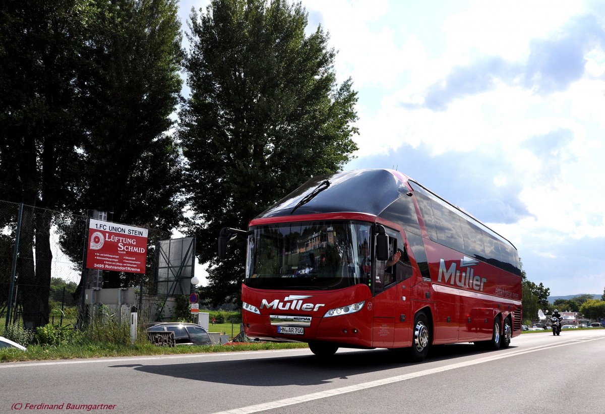 NEOPLAN STARLINER von M�LLER Reisen aus Deutschland am 13.7.2013 in Krems unterwegs.