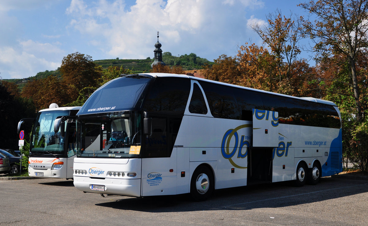 Neoplan Starliner von OBERGER Reisen aus �sterreich in Krems gesehen.