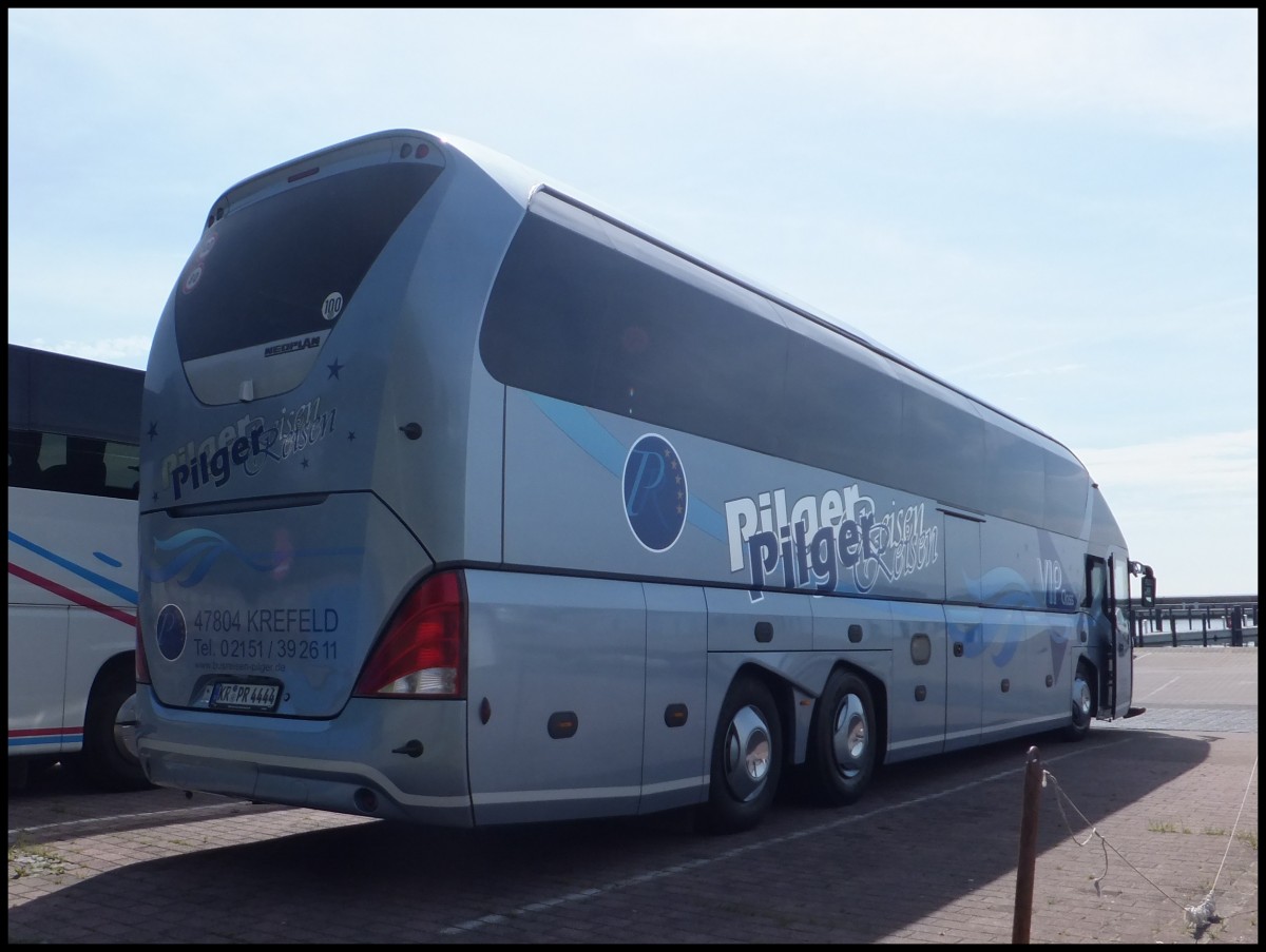 Neoplan Starliner von Pilger Reisen aus Deutschland im Stadthafen Sassnitz.