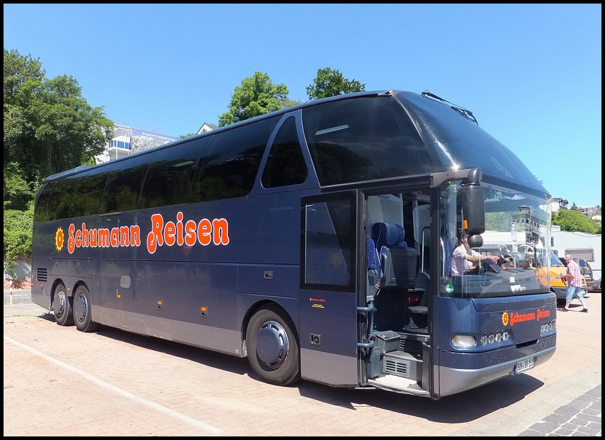 Neoplan Starliner von Schumann Reisen aus Deutschland im Stadthafen Sassnitz.