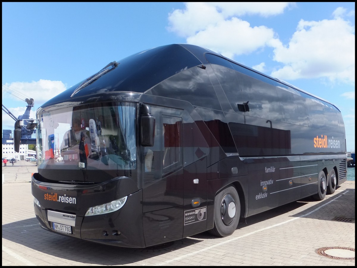 Neoplan Starliner von Steidl Reisen aus Deutschland im Stadthafen Sassnitz.