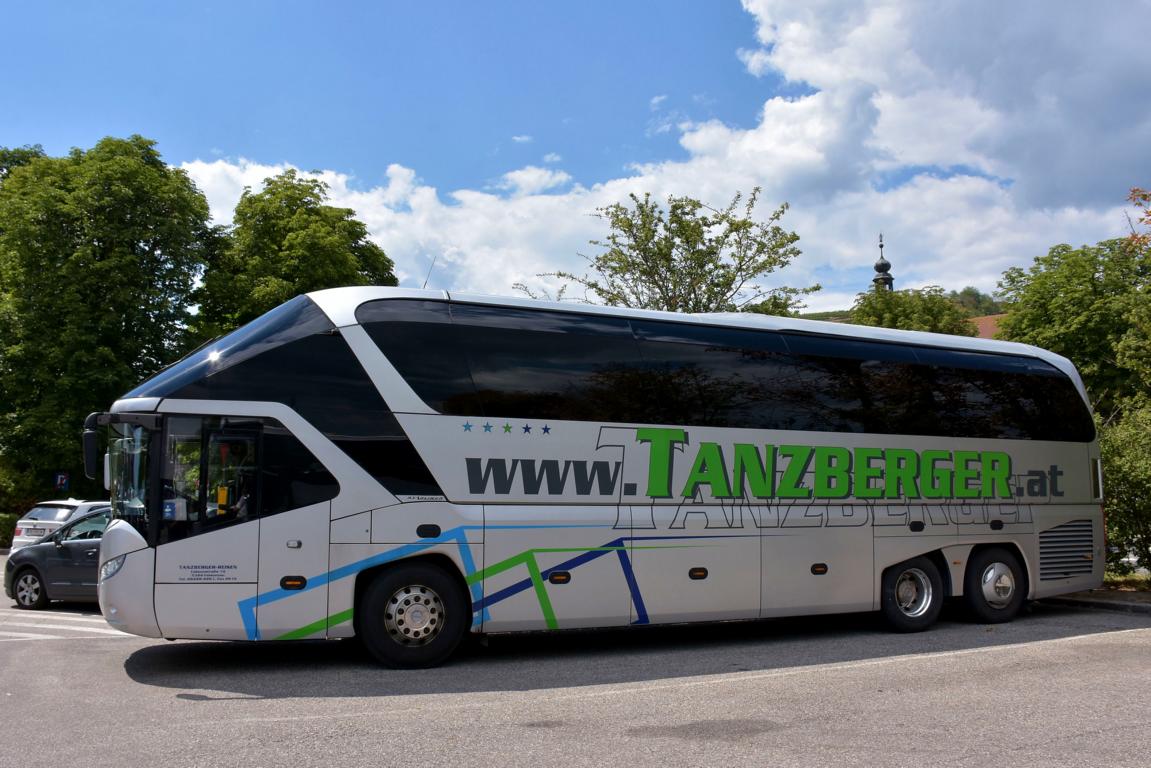 Neoplan Starliner von Tanzberger Reisen aus sterreich in Krems.