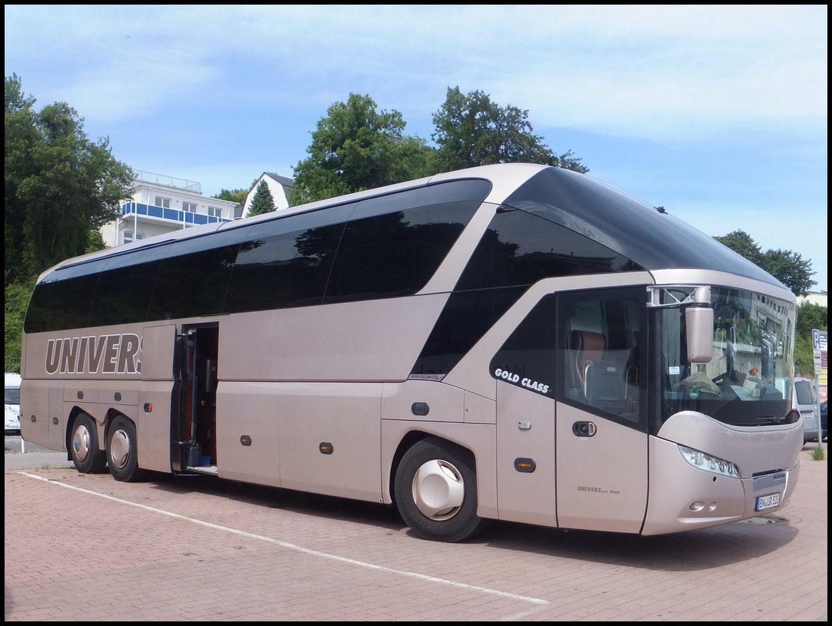Neoplan Starliner von Univers aus Deutschland im Stadthafen Sassnitz.