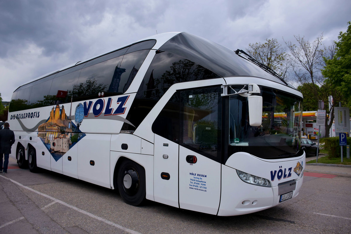 Neoplan Starliner von V�LZ Reisen aus der BRD in Krems.