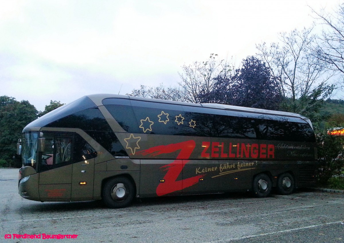 Neoplan Starliner von Zellinger Reisen aus �sterreich am 13.9.2014 in Krems gesehen.