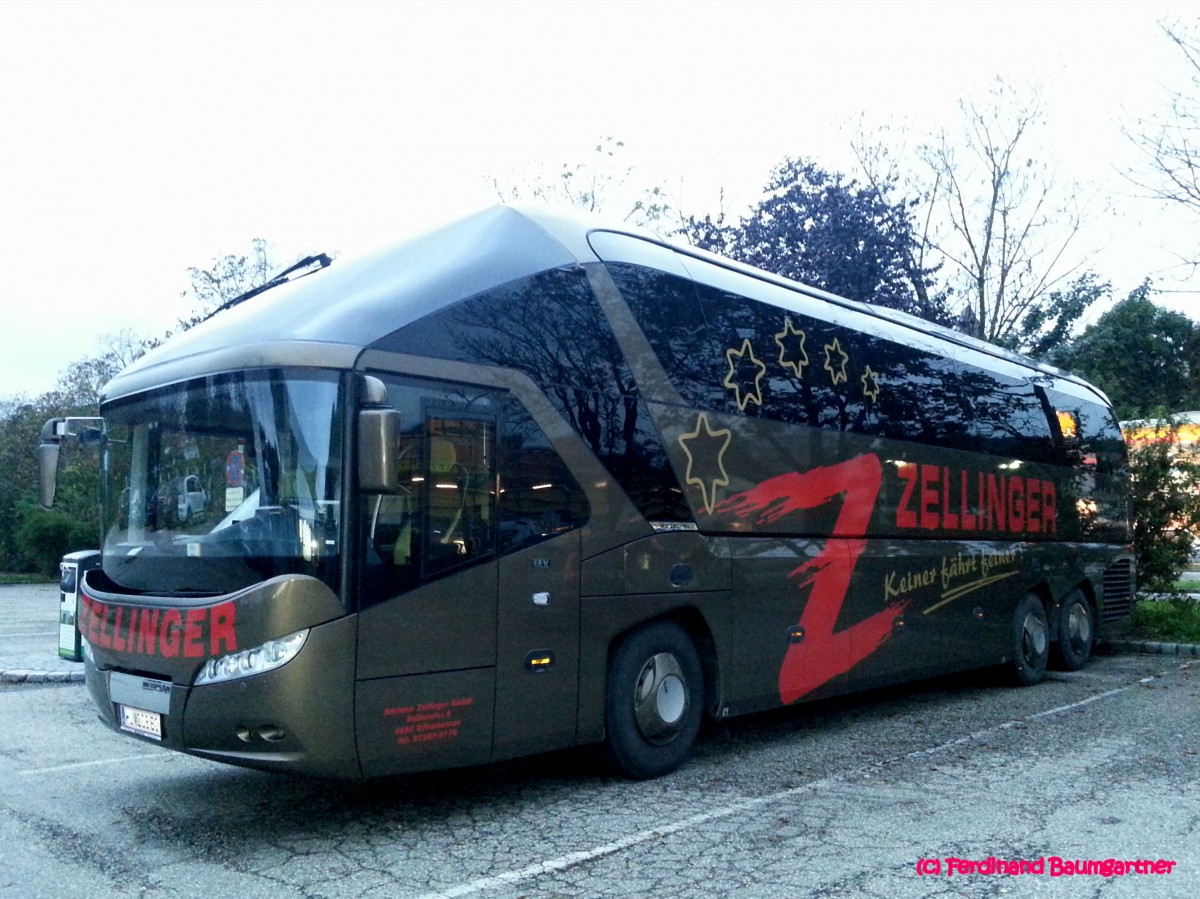 Neoplan Starliner von Zellinger Reisen aus sterreich am 13.9.2014 in Krems gesehen.