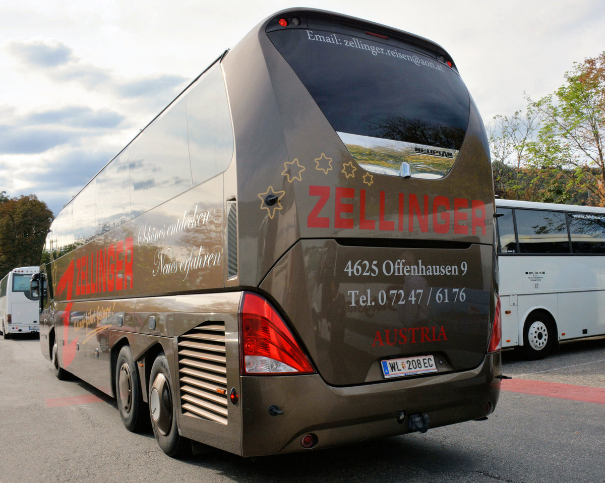 Neoplan Starliner von Zellinger Reisen aus Obersterreich in Krems gesehen.