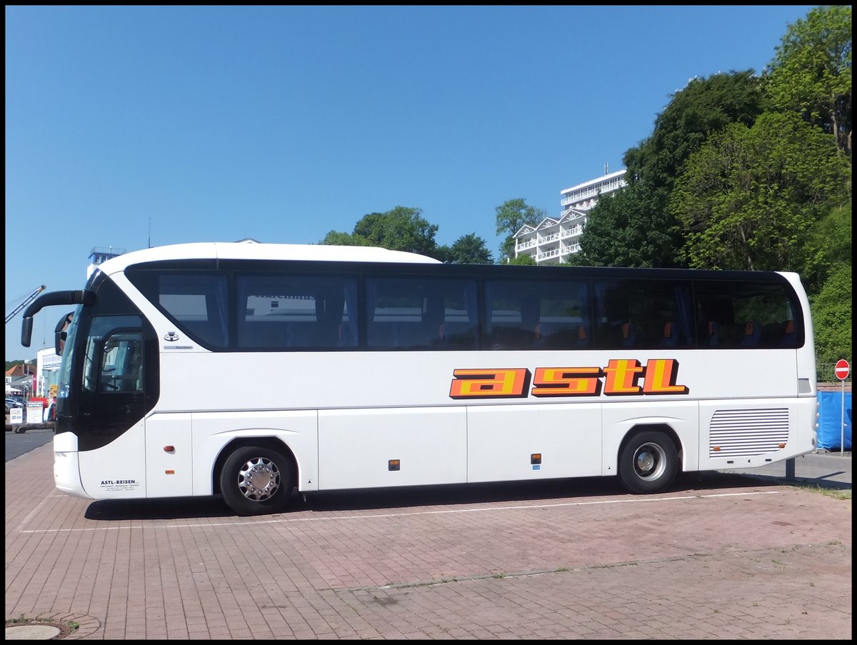 Neoplan Tourliner von Astl aus Deutschland im Stadthafen Sassnitz.