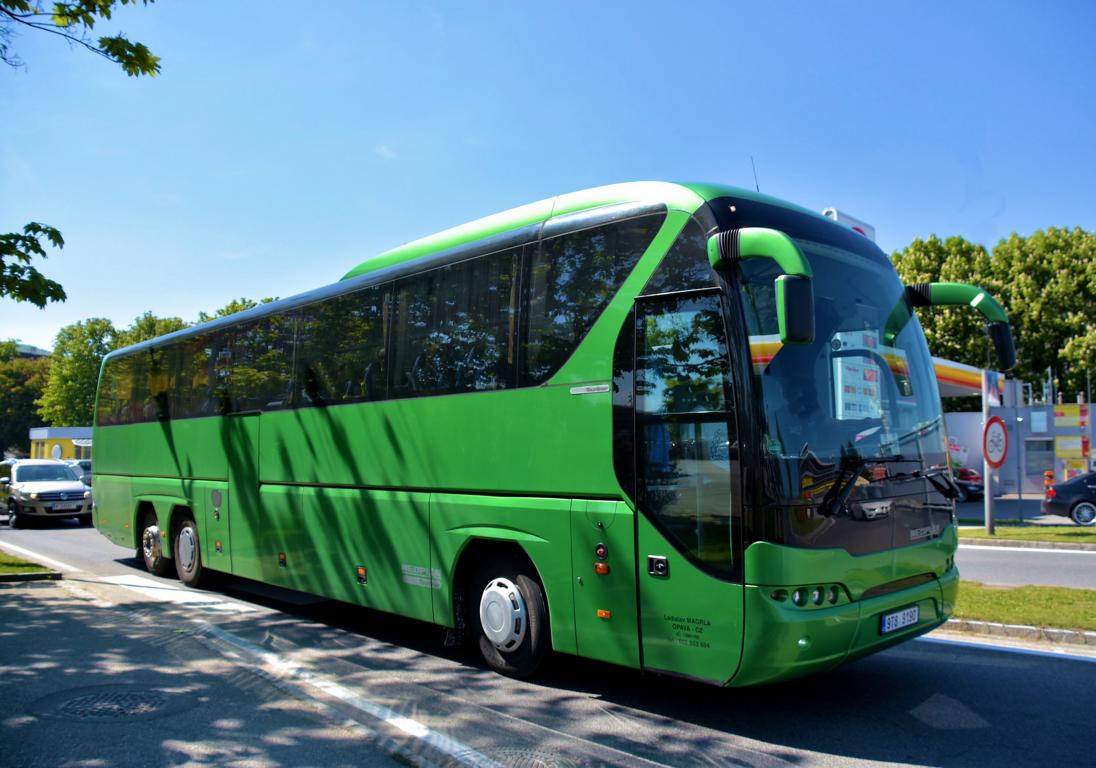 Neoplan Tourliner aus der CZ in Krems.