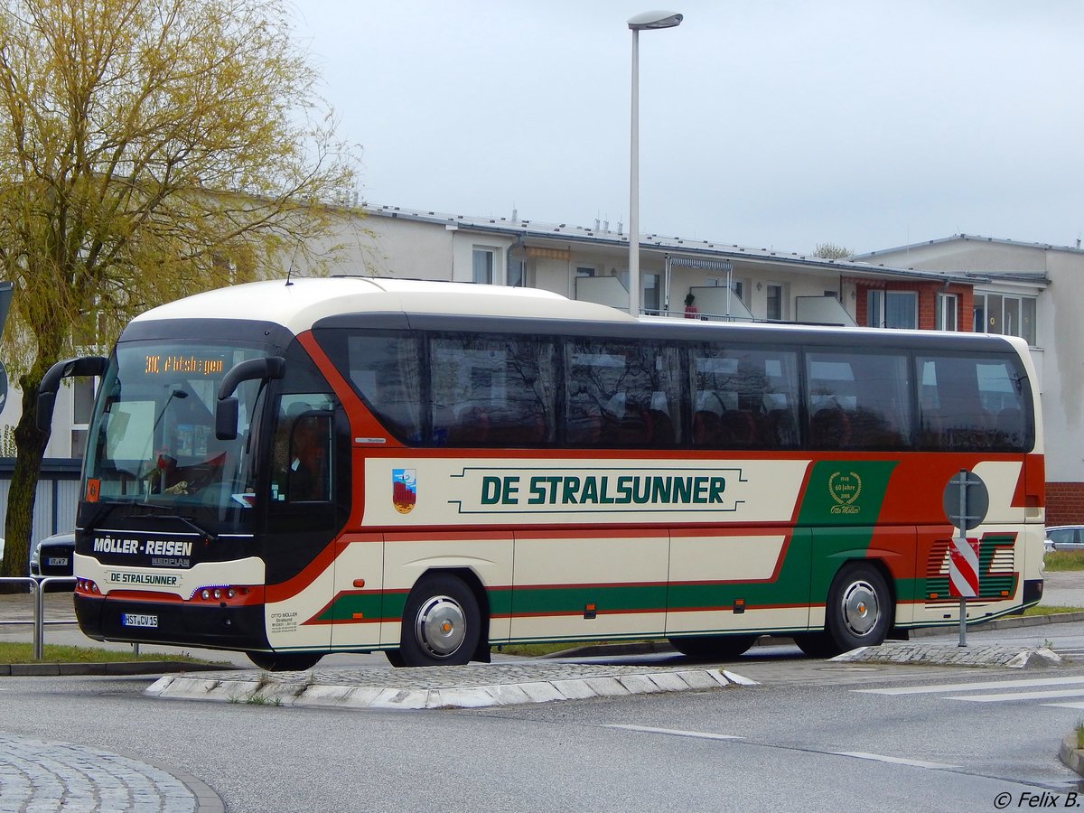 Neoplan Tourliner von De Stralsunner aus Deutschland in Grimmen.