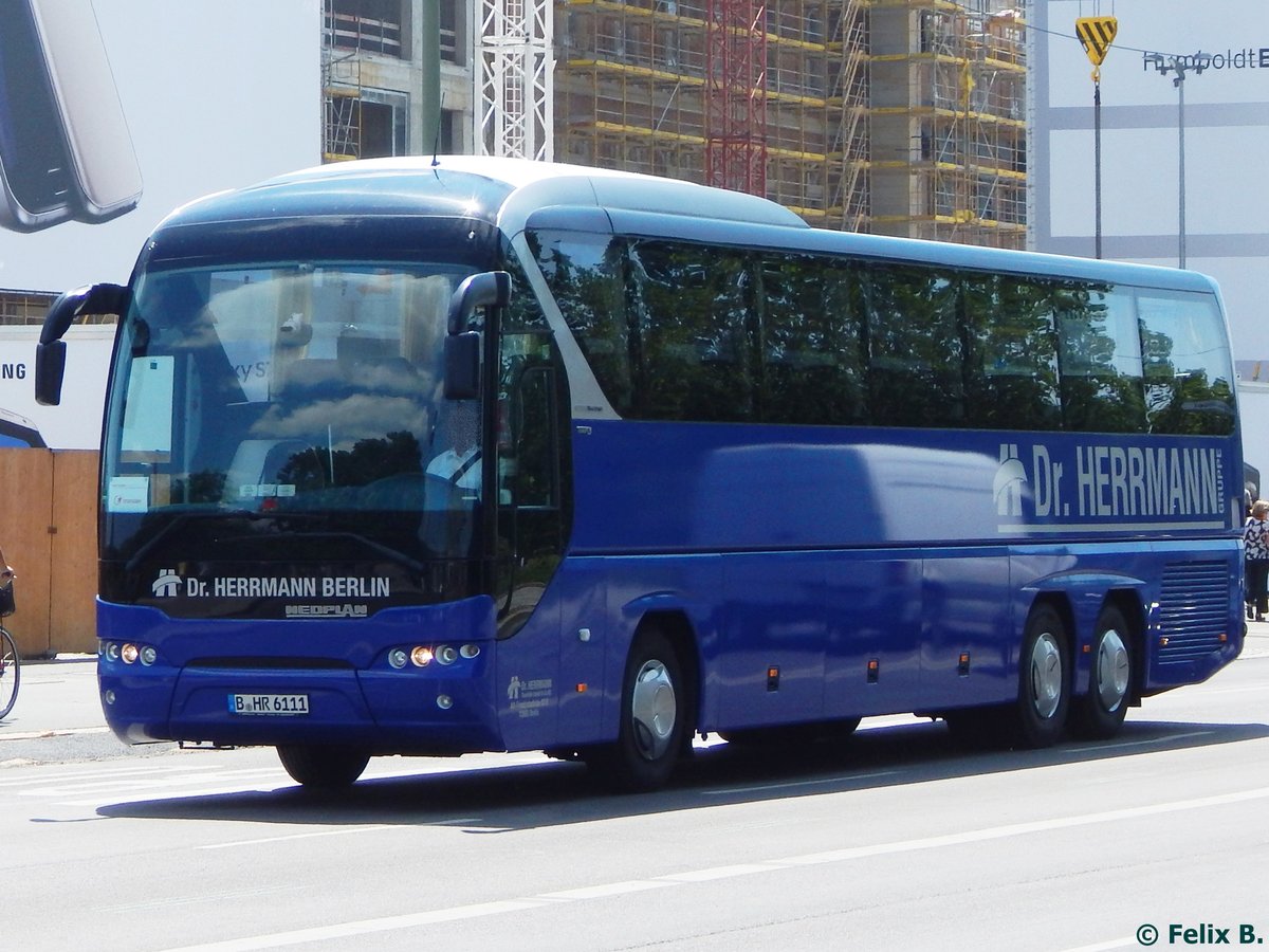 Neoplan Tourliner von Dr. Herrmann aus Deutschland in Berlin.