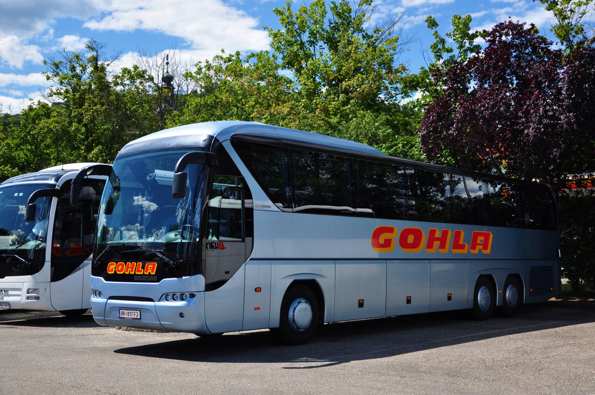 Neoplan Tourliner von GOHLA Reisen aus sterreich in Krems gesehen.