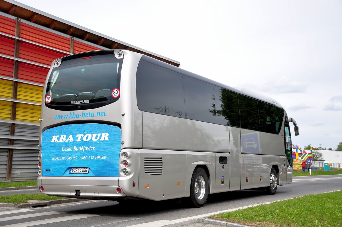 Neoplan Tourliner von K.B.A. Tour aus der CZ in Krems gesehen.