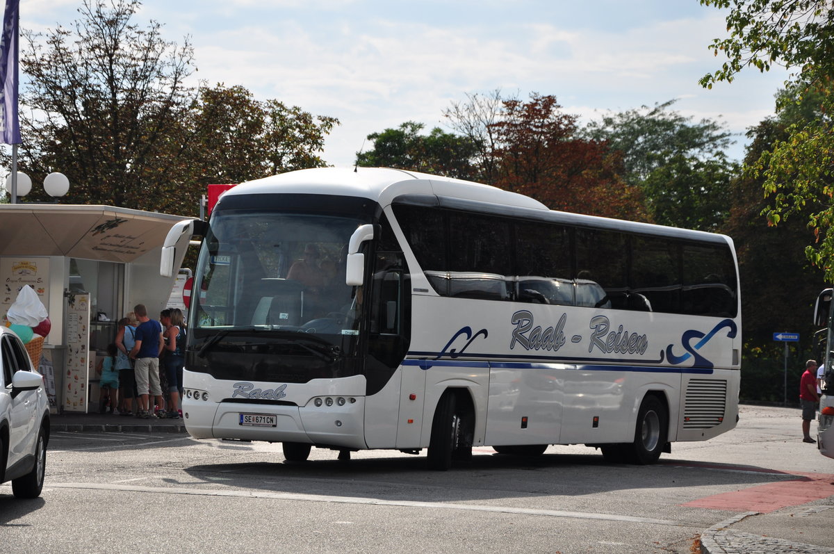 Neoplan Tourliner von RAAB Reisen aus �sterreich in Krems gesehen.