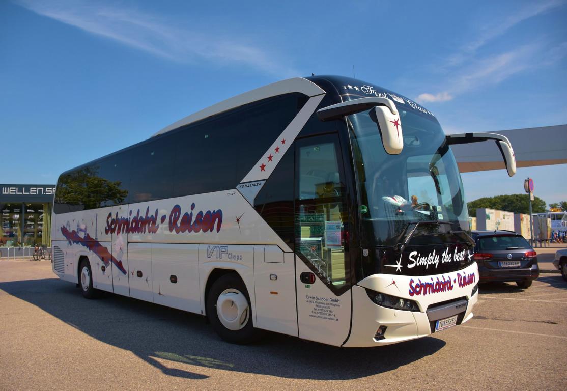 Neoplan Tourliner von Schmidatal Reisen aus �sterreich im Mai 2018 in Krems.