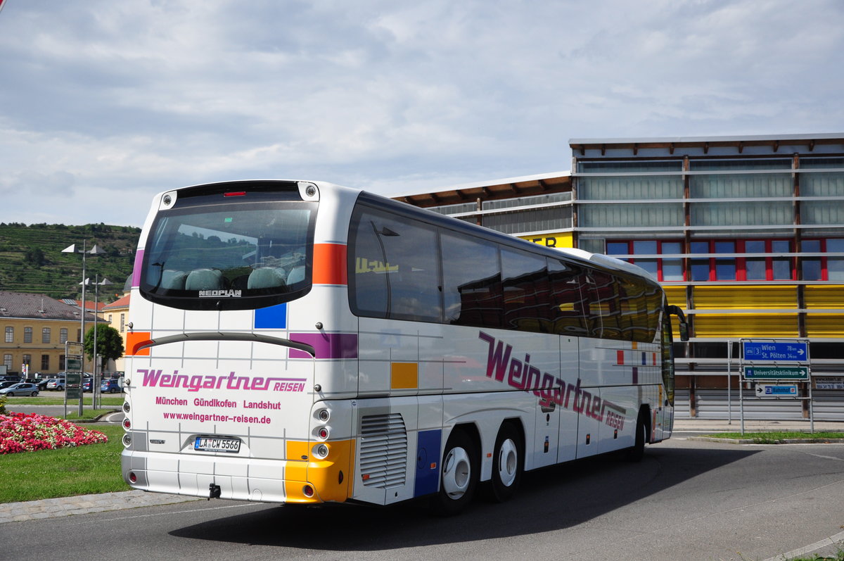 Neoplan Tourliner von Weingartner Reisen aus der BRD in Krems unterwegs.