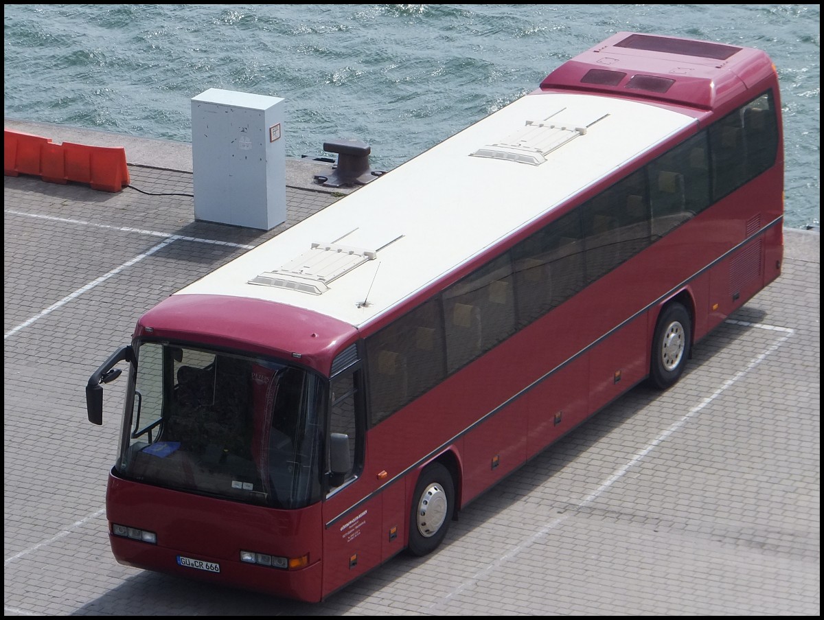 Neoplan Transliner von G�strow-Club-Reisen aus Deutschland im Stadthafen Sassnitz.