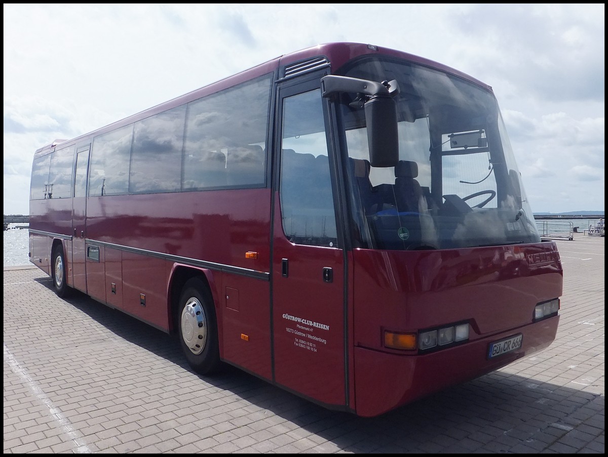 Neoplan Transliner von G�strow-Club-Reisen aus Deutschland im Stadthafen Sassnitz.