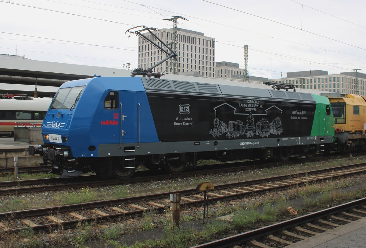 NeSa 145 044 wirbt am 24 September 2025 i9n Nürnberg Hbf für die EFZ aus Rottweil.