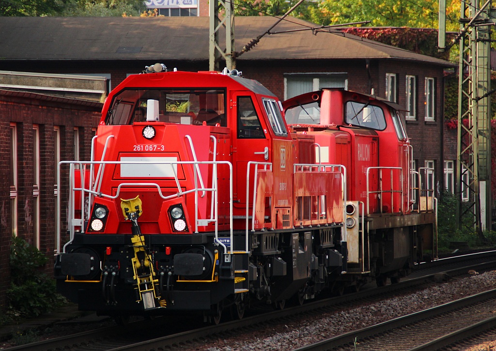 Neu zieht alt...261 067-9 dieselt hier mit der 290 533-9 am Haken durch HH-Harburg. 28.09.2012(üaV)