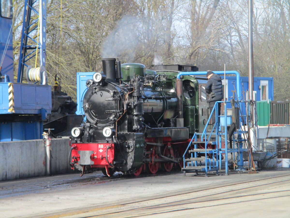 Neue Kohlen und Wasser bekam die Mh53,am 24.Februar 2025,an der neuen Bekohlungsanlage in Putbus.