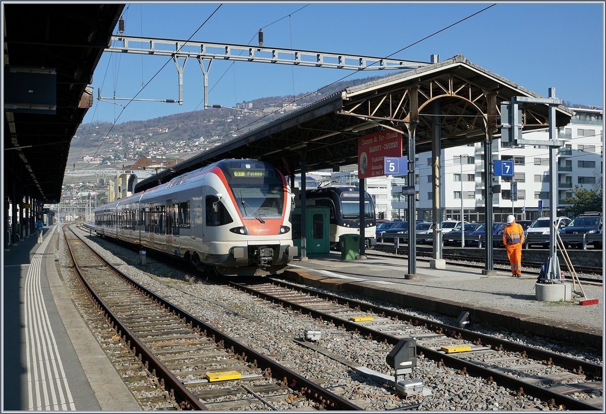 Neuerdings werden auf der  Train des Vignes  Strecke von Vevey nach Puidoux RABe 523 anstelle der Domnino RBDe 560 eingesetzt. 

In Vevey wartet der RABe 523 023 als S 7auf die Fahrt nach Puidoux. 

28. März 2019