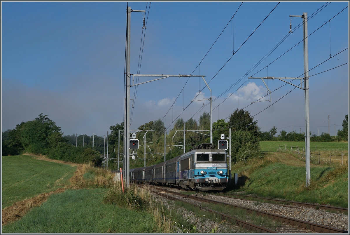  Nez-Cassé  - vor gut 40 Jahren zum ersten Mal gesehen, waren sie doch etwas gewöhnungsbedürftig, aber mit der Zeit gefiel die Formgebung der E-Lok. Die SNCF BB 22360 ist bei Satigny mit ihrem TER auf dem Weg von Lyon nach Genève. Die  Nez-Cassé Loks waren/sind auch in Belgien, den Niederlanden und Slowenien bei den jeweiligen Staatsbahnen im Einsatz.

2. Aug. 2021