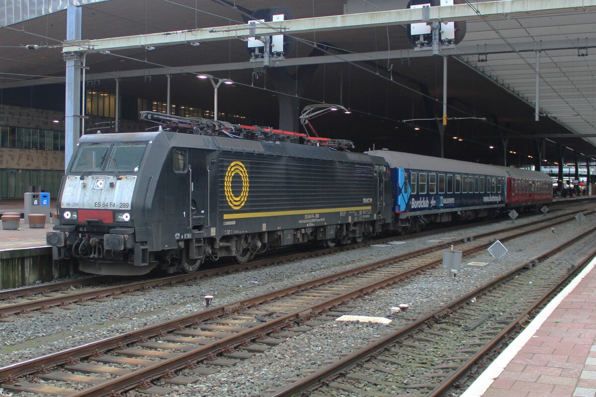 NIAG 189 289 steht mit ein Sonderzug nach Maasvlakte West (tatsachlich am Bahnhof bei die Reisezüge angekundigt, obwohl Maasvlakte west ein Rangierbahnhof ist) am 4 Jänner 2024 in Rotterdam Centraal und soll etwa acht Minuten VOR Plan weiterfahren.