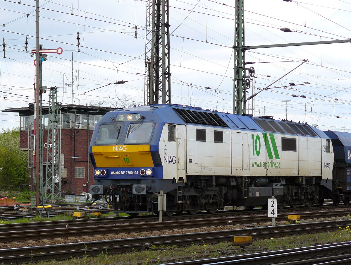 NIAG Diesellok 10 Bauart MAK DE 2700-04. Oberhausen West 18-04-2015.

NIAG diesellocomotief nummer 10 type MAK DE 2700-04 met een goederentrein  rangeerterrein Oberhausen West, Duitsland 18-04-2015.