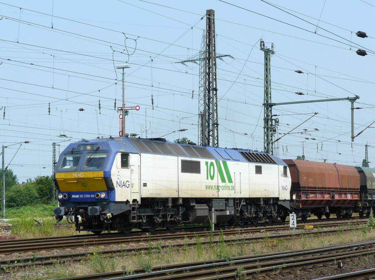 NIAG Diesellokomotive 10 MAK DE 2700-04 Oberhausen West 03-07-2015.

NIAG dieselloc 10 type MAK DE 2700-04 Oberhausen West 03-07-2015.