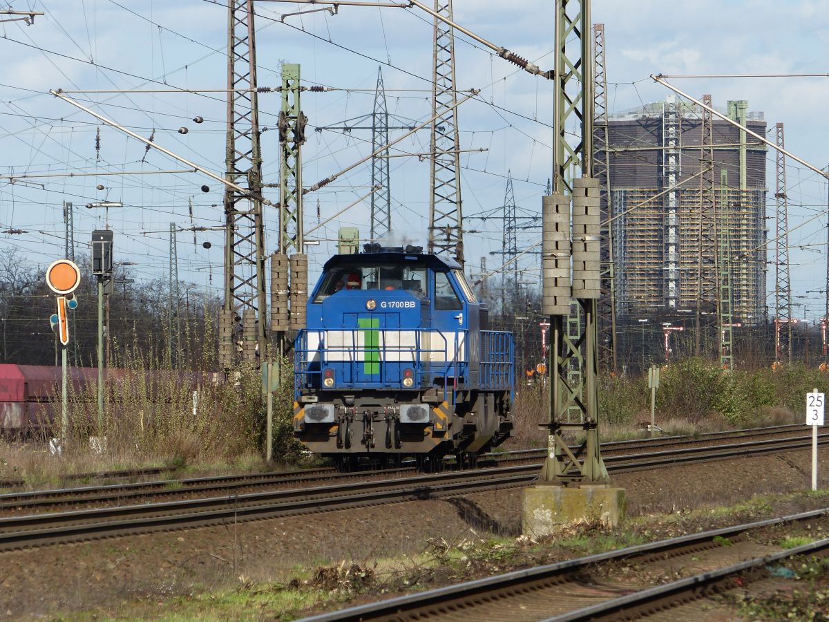 NIAG (Niederrheinische Verkehrsbetriebe AG) Diesellok 1 (92 80 1277 804-1 D-VL) bouwjaar 2004. Gterbahnhof Oberhausen West 12-03-2020.

NIAG (Niederrheinische Verkehrsbetriebe AG) dieselloc 1 (92 80 1277 804-1 D-VL) bouwjaar 2004. Goederenstation Oberhausen West 12-03-2020.