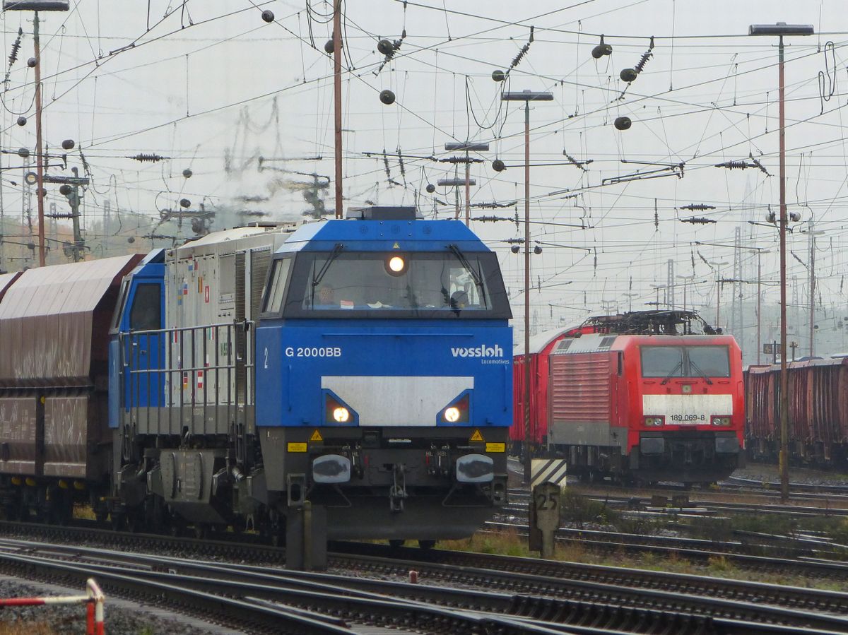 NIAG (Niederrheinische Verkehrsbetriebe AG) Vossloh G2000BB Diesellok 272 001-9 Gterbahnhof Oberhausen West 18-05-2017.

NIAG (Niederrheinische Verkehrsbetriebe AG) Vossloh G2000BB dieselloc 272 001-9 goederenstation Oberhausen West 18-05-2017.