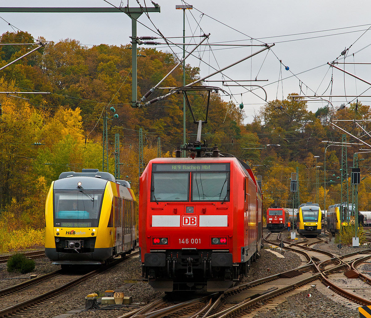 
Nicht „sieben auf einen Streich“, aber immerhin fünf....
Es ist viel los am 11.11.2020 im Bahnhof Betzdorf (Sieg), von links nach rechts:

Der VT 202 (95 80 0640 102-9 D-HEB) ein Alstom Coradia LINT 27 der (Hessische Landesbahn), als RB 90  Westerwald-Sieg-Bahn  (Altenkirchen - Au(Sieg) - Betzdorf), seine Endstation.

Die 146 001-3 (91 80 6146 001-3 D-DB) der DB Regio NRW schiebt den RE 9  rsx - Rhein-Sieg-Express   (Siegen - Köln – Aachen) nun weiter in Richtung Köln.

Die 185 232-6 und eine weitere stehen mit einem gemischten Güterzug im Rbf, vermutlich musste ein Problem behoben werden. 

Noch steht der VT 261 (95 80 0648 161-7 D-HEB / 95 80 0648 661-6 D-HEB), ein Alstom Coradia LINT 41, fährt am 05.01.2018 der HLB (Hessische Landesbahn) im Abstellbereich. Nun wo das Gleis 106 vom ausfahrenden RE 9 frei gefahren wird, fährt er ein und wird als RB 93  Rothaarbahn  nach Bad Berleburg (über Siegen und Kreuztal) bereitgestellt.

Hinter den Masten versteckt sich der VT 267 (95 80 0648 167-4 D-HEB / 95 80 0648 667-3 D-HEB), ein Alstom Coradia LINT 41 der HLB (Hessische Landesbahn), im Abstellbereich. Er hatte kurz vor dem RE 9, den Bahnhof als RB 93  Rothaarbahn  von Bad Berleburg erreicht und ist dann ich die Abstellgruppe gefahren.