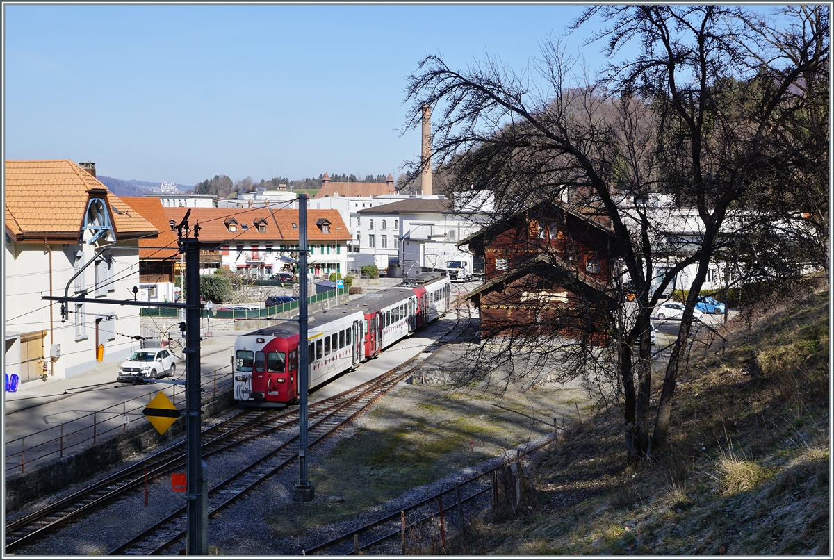 Nicht ganz einfach gestaltete sich die Idee, den TPF Meterspurzug mit Be 4/4 124, Bt 224 und ABt 223 im Zielbahnhof Broc Fabrique zwischen Bumen und Fahrleitungsmasten aufs Bild zu bekommen. Der  neue  Bahnhof, welcher dann wohl Zge von und nach Bern ankommen und abfahren sieht, drft wohl etwas weniger romantisch ausfallen. 

2. Mrz 2021