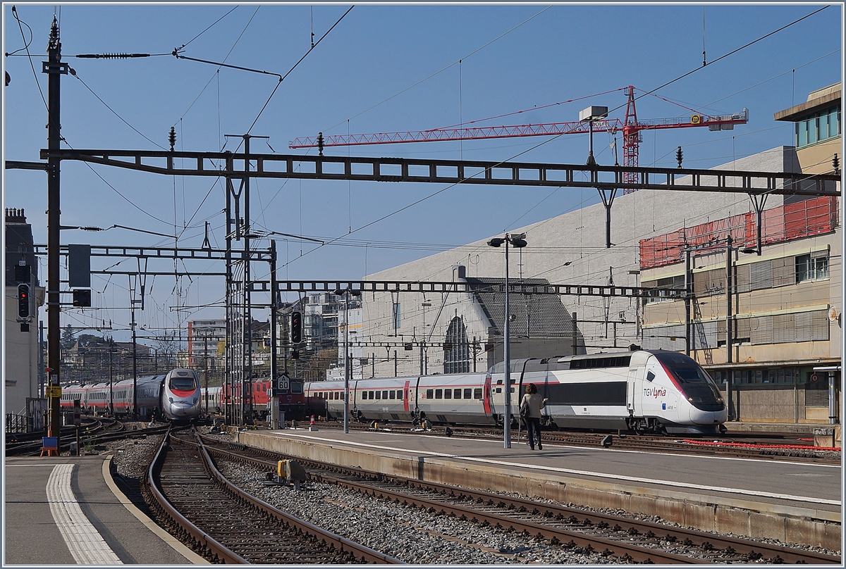 Nicht ganz gepasst hat die Aufnahme des ausfahrenden FS ETR 610 (Milano - Genève) und des von Paris kommenden TGV Lyria bei der Ankunft in Lausanne.

31. März 2019