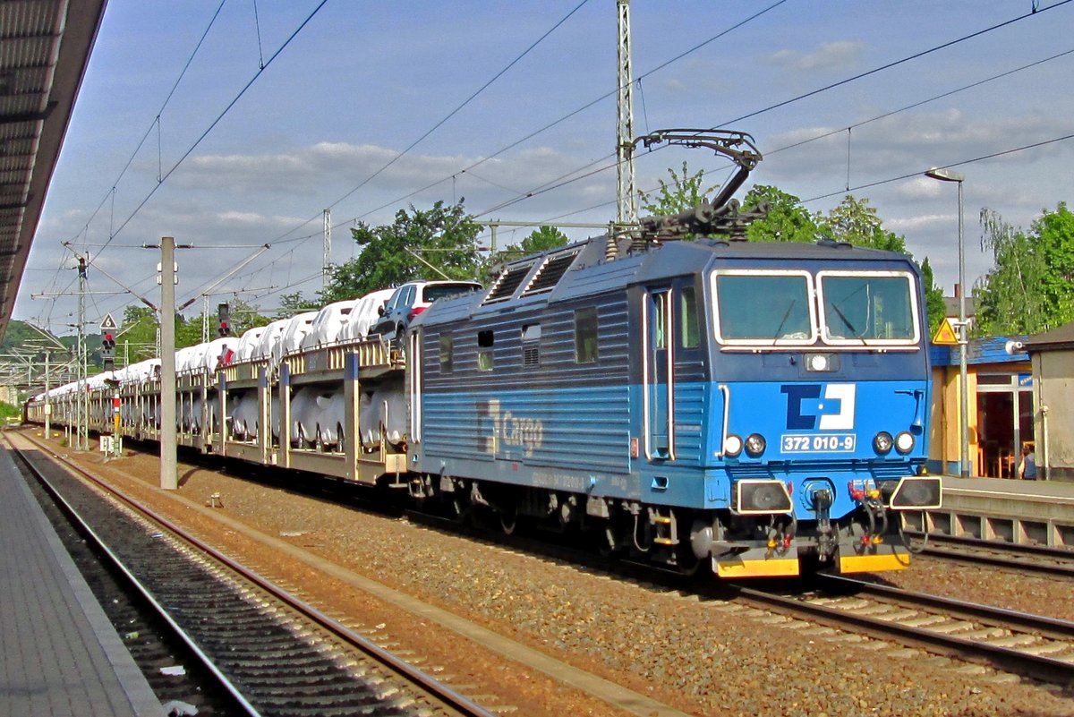 Nicht mehr himmelsblau: 372 010 in standardisierte CD Cargo-Farben durchfahrt Pirna am 22 Mai 2015.