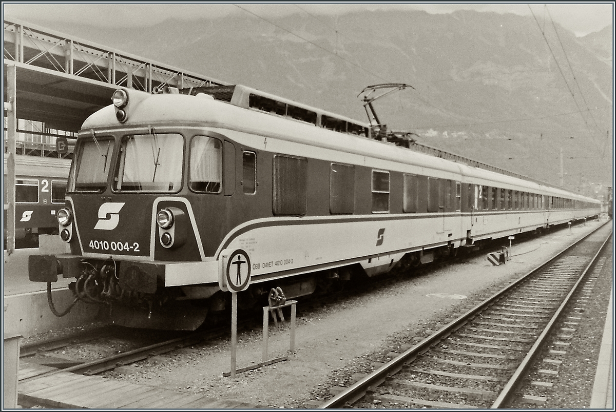 Nicht nur formschön, sondern auch sehr komfortabel waren die ÖBB ET 4010; im Bild der 4010 004-2 in Innsbruck, ein Analogbild vom September 1993.

