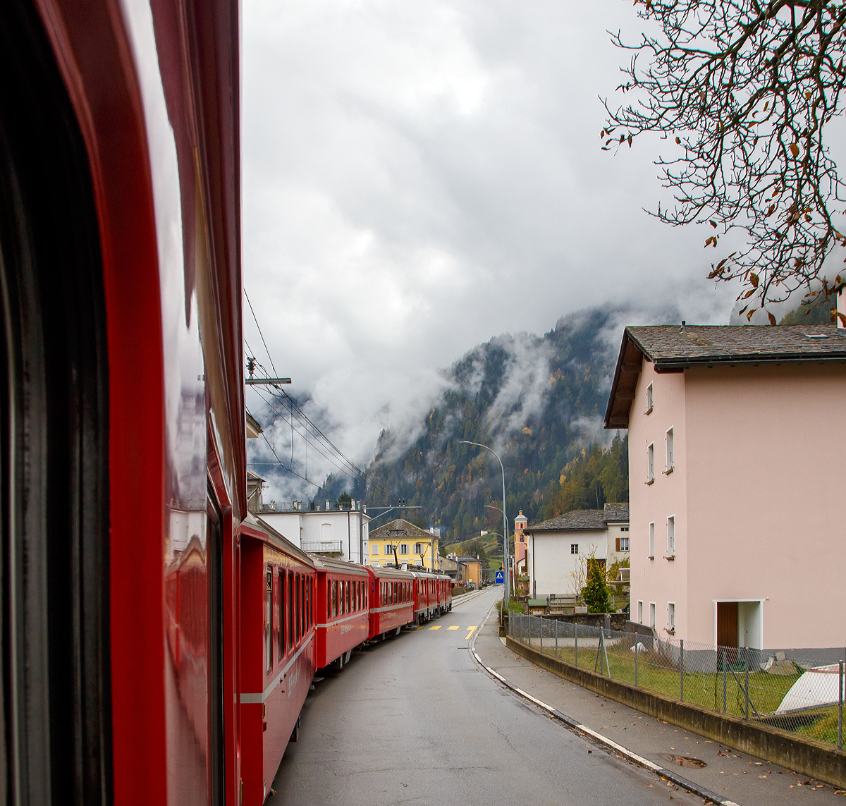 
Nicht nur in Tirano, sondern auch in Le Prese (im Puschlav) fahren die Züge der Berninabahn als Straßenbahn....
Geführt von den beiden RhB ABe 4/4 III Triebwagen Nr. 54  Hakone  und 53  Tirano  fährt am 02.11.2019 unser RhB Regionalzug nach Tirano durch Le Prese.
