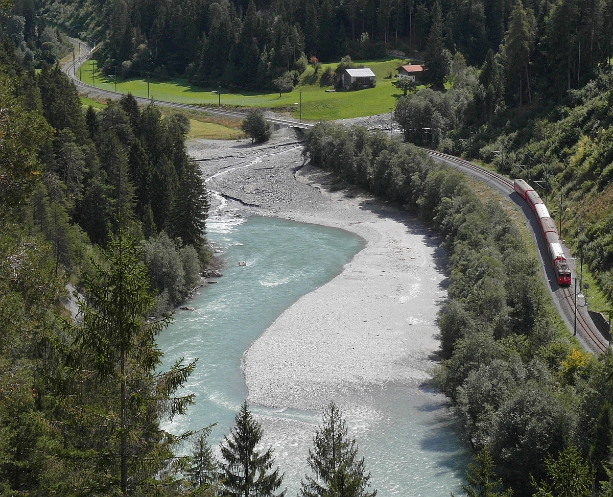 Nicht nur der Vorderrhein sondern auch die Bahnlinie schlängelt sich durch die Ruinaulta. RE 1228 von Scuol-Tarasp nach Disentis-Mustér erreicht kurz nach dem nächsten Bogen die Station Valendas-Sagogn (24.08.2014).