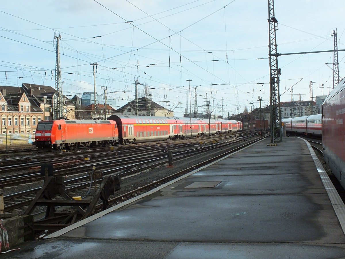 Nicht weniger als sieben Doppelstockwagen hatte 146 131 am 7.1.14 am Haken, als sie Hannover HBF in Richtung Abstellbahnhof verlie�.