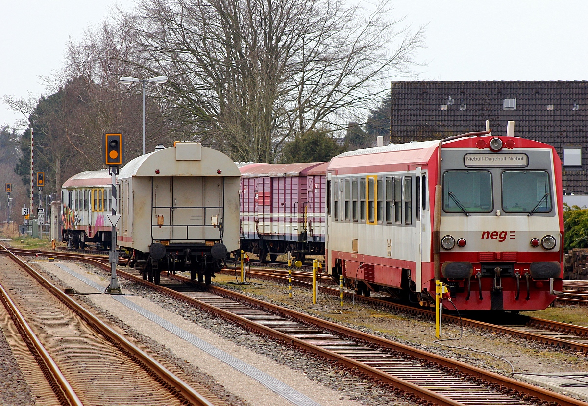 Niebüll neg Abstellgruppe mit Blickrichtung nach Deezbüll/Dagebüll, zu sehen sind der neg T4(ex ÖBB 5047, 9580 0627 103-4 D-NEG, Unt/neg/24.03.11)der Heizwagen 105 sowie die beiden Güterwagen G27 und 28 und ein Teil des längst unbrauchbaren neg Steuerwagens Nr.101(C4ymgf-51, 10.1953 Auslieferung an DB  40024 , 01.06.1956 Umzeichnung in [Neue Gattung: B4ymgf],30.09.1966 Umzeichnung in  50 80 21-11 622-5  [Neue Gattung: Bymf 436],197x Umbau [Ausbau des Steuertisches][Neue Gattung: Bylb 422],30.03.1990 Ausmusterung, 05.04.1990 an NVAG - Nordfriesische Verkehrsbetriebe AG, Niebüll [D]  101 , 11.1991 Umbau durch DR - Deutsche Reichsbahn, Ausbesserungswerk Wittenberge[Umbau mit Steuerkopf Bauart Wittenberge, Einbau Wendezugsteuerung für Diesellokomotive DL 2 und Redesign], 01.01.2004 neg Niebüll GmbH, Niebüll [D]  101 , 2008 z-Stellung. Niebüll 15.03.2015