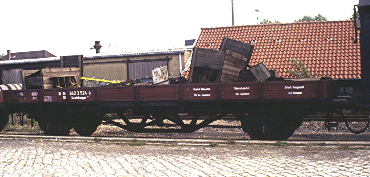 Niederbord-Baustoffwagen 942 3 524-6 in Peine am 20.04.1980.