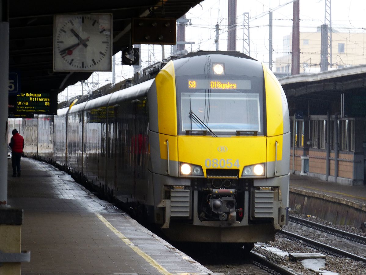 NMBS 08 054 Bauart MS08 Brussel Zuid 22-03-2018.

NMBS MS08 treinstel 08 054 Brussel Zuid 22-03-2018.