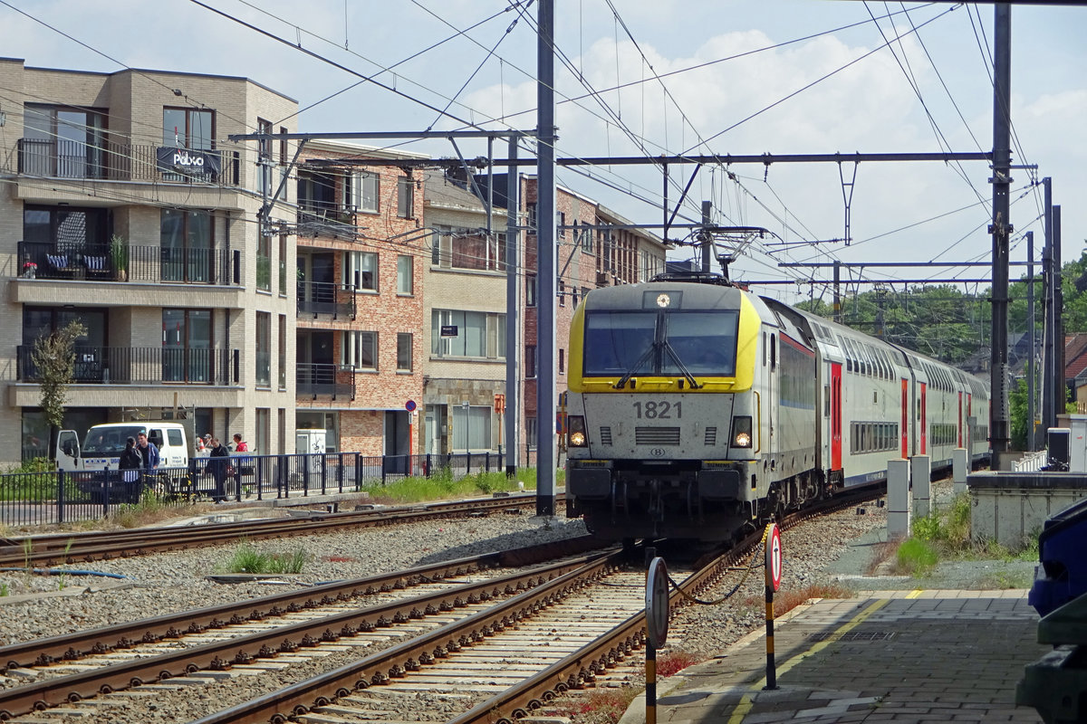 NMBS 1821 treft mit ein IC nach Oostende in Lier ein am 22 Mai 2019.